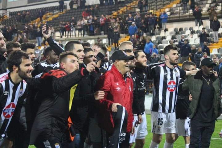 Jugadores del CD Badajoz celebrando una victoria con la afición
