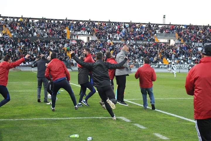 El banquillo del Badajoz celebrando un gol ante las palmas