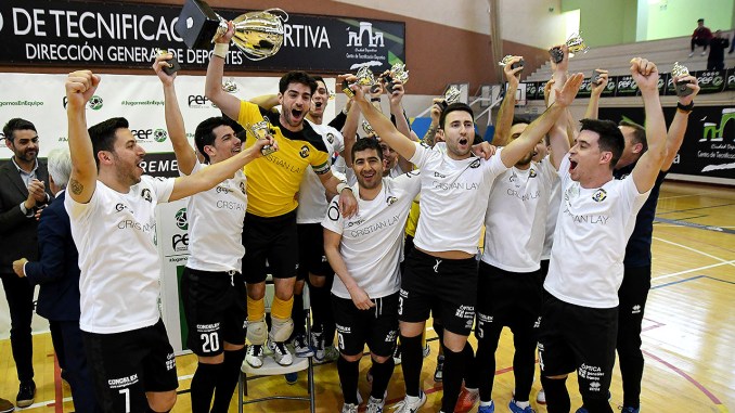 Jugadores del Jerez fútsal levantando su tercera Copa de Extremadura