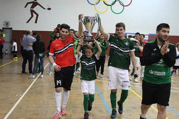 Capitanes del jerez futsal portan la copa