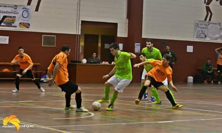 Juanito Brioso regatea a un rival durante la eliminatoria ante el zafra