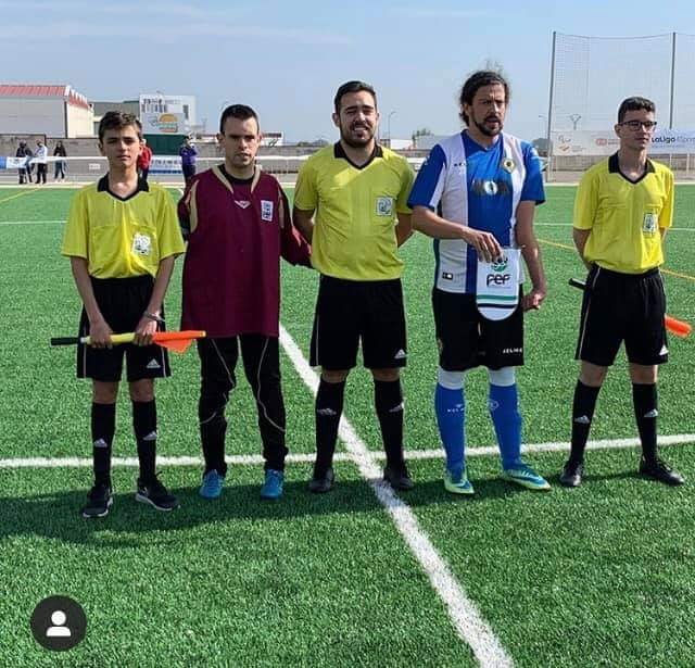Antonio Jesús Domínguez junto a los árbitros y el capitán del Hércules